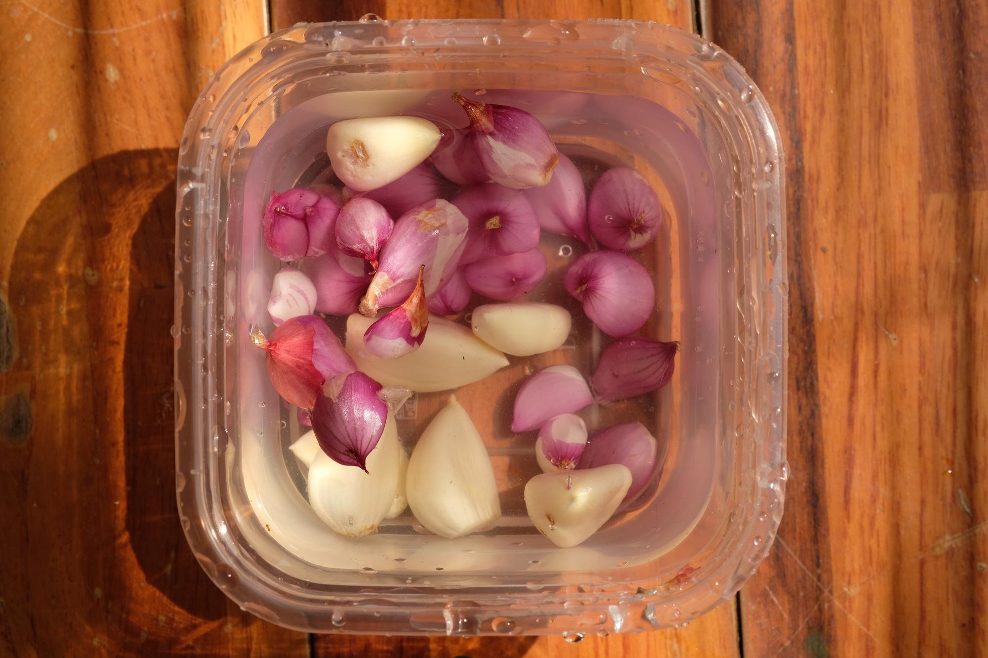 Comment conserver un oignon coupé au frigo sans odeur ni dessèchement ?
